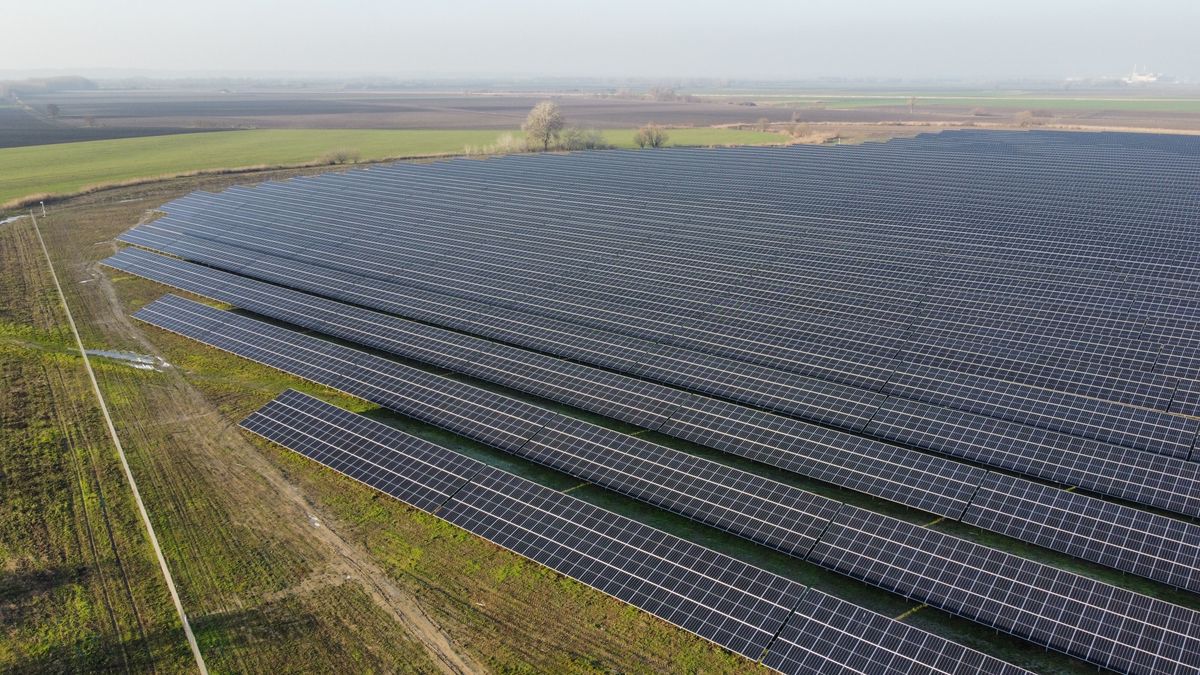 Large utility-scale solar farm built with standardized mounting tables